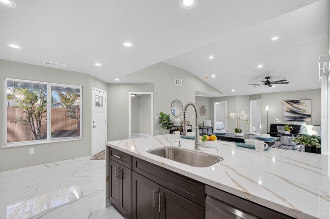 Building Photo - Bright & Spacious 3 Bed, 2 Bath Home – Must See!