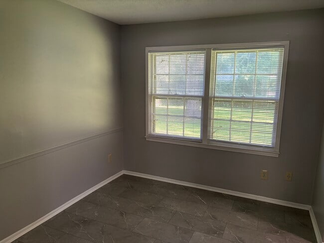 Building Photo - 807 Miriam Ave