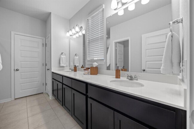 Building Photo - 2424 Pecan Island Dr