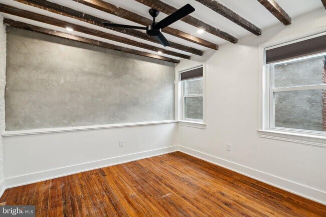 Building Photo - 136 Carpenter St