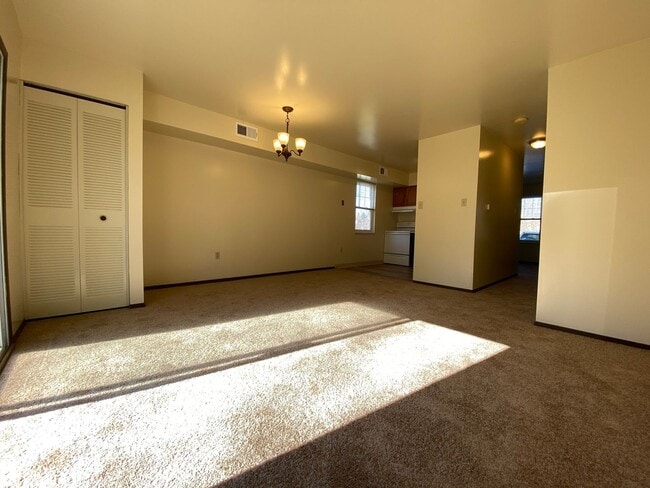 Building Photo - Check This Out! 3 BR Townhome with Washer & Dryer + Equipped Kitchen with Dishwasher! Call Today!