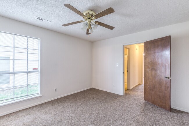 Building Photo - 304 W Quantico St