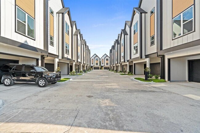 Building Photo - 5207 Pine Tree Dr