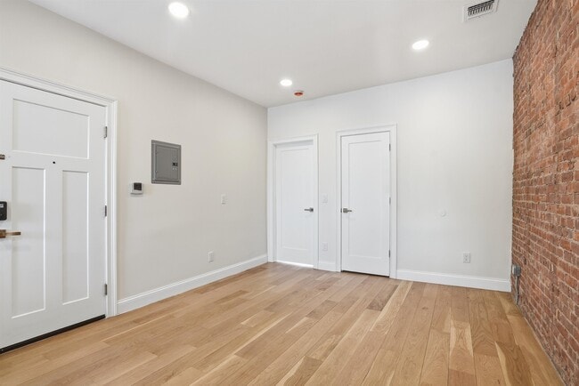 Building Photo - 233 1/2 Summit Ave