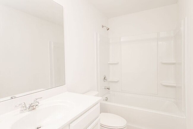 Building Photo - Beautifully designed 3-bedroom, 2.5-bath e...