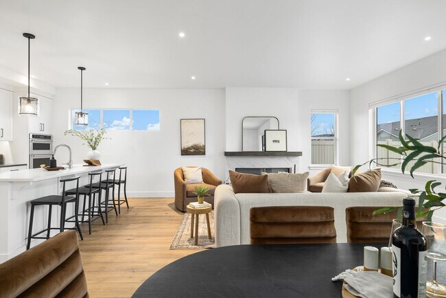 Building Photo - Brand New Luxury Duplex-Top of the line finishes & walking distance to The Village.