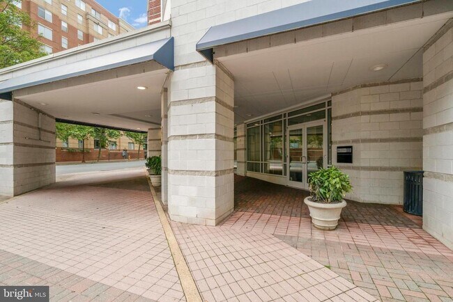 Building Photo - 880 N Pollard St