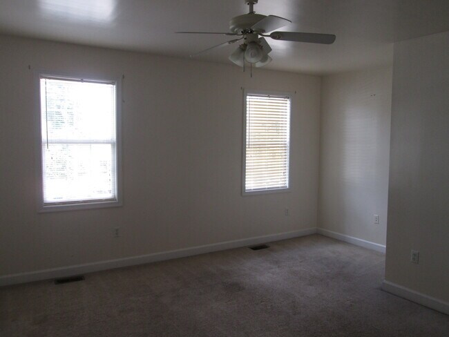 Building Photo - Carver/VCU area. 3 bedrooms, 1.5 bathrooms...