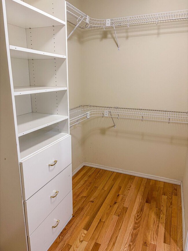 Building Photo - Spacious 4-bedroom, 3-bathroom home located in the Deer Run neighborhood