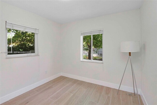 Building Photo - 990 NE 159th St