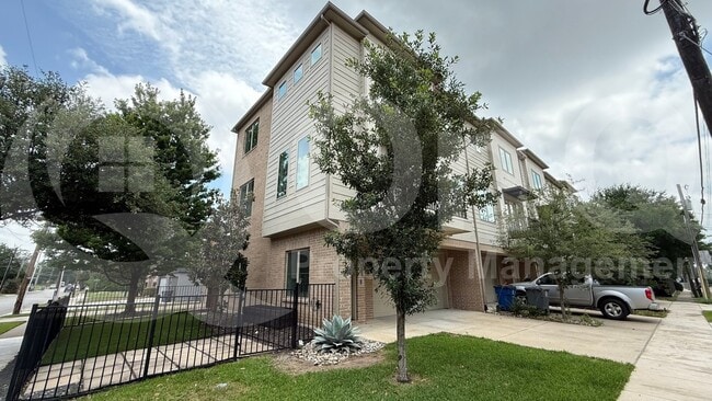Building Photo - 1732 Mary St