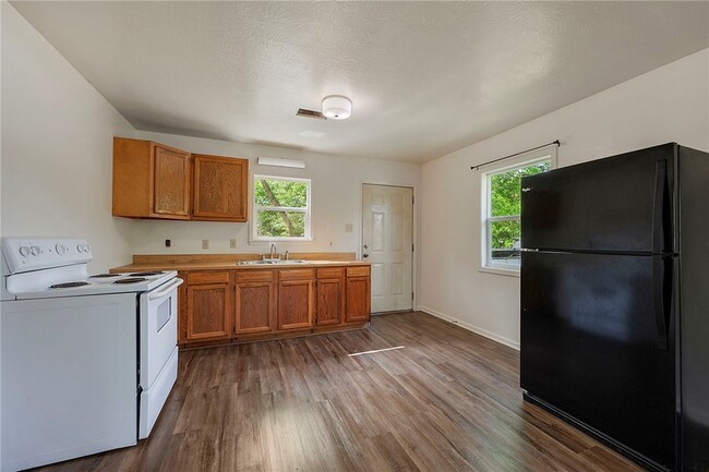 Building Photo - 400 Robertson St