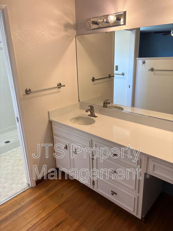Building Photo - 2128 W La Loma Dr