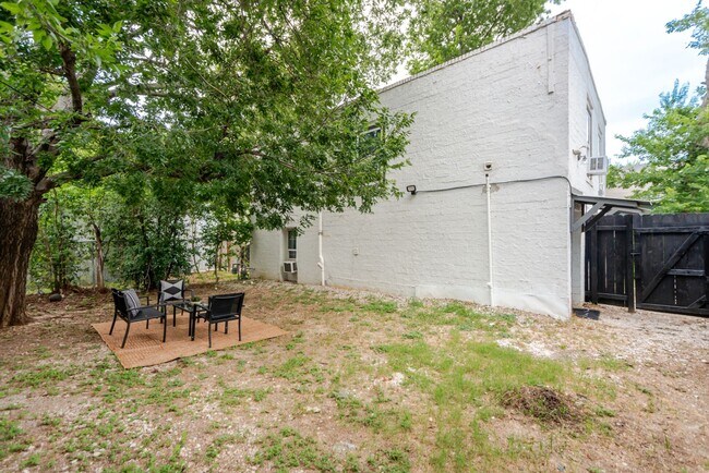 Building Photo - 2737 Stuart Dr