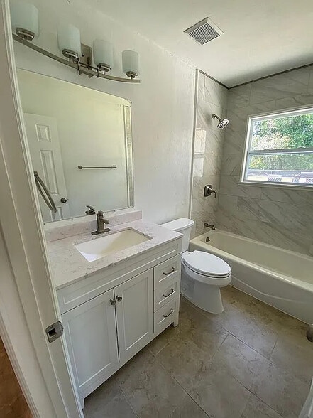 Building Photo - 905 NW 7th Ave