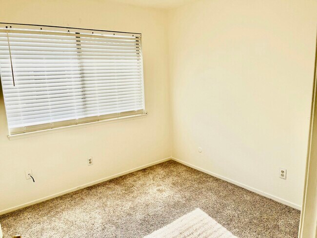 Building Photo - 906 S Garfield St