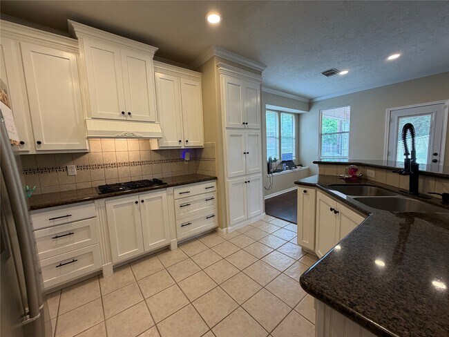 Building Photo - 1113 Shadowbend