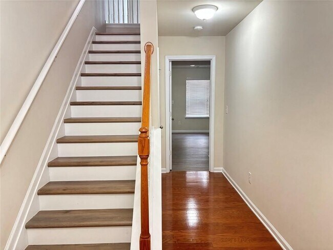 Building Photo - 2215 Landing Walk Dr