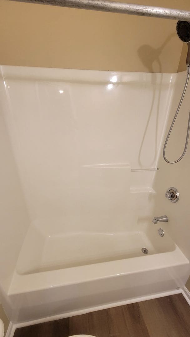 Building Photo - AVAILABLE NOW, $825 OFF FIRST FULL MONTH O...