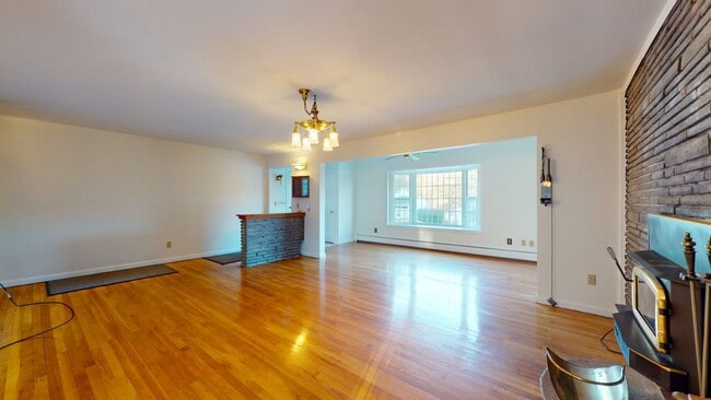 Building Photo - 3 Bedroom Split Level in Woodbridge