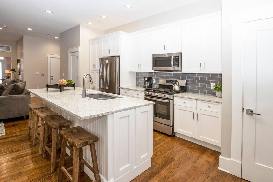 Building Photo - 800 Broadway-SI ID1624839P