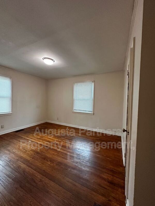 Building Photo - 3224 York Dr