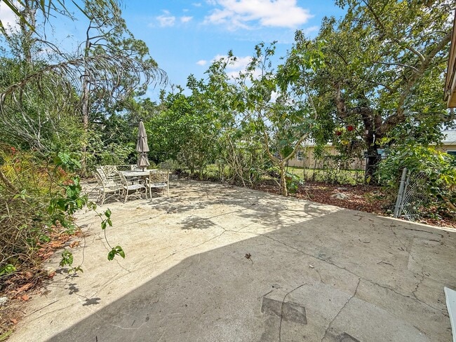 Building Photo - 202 2nd St