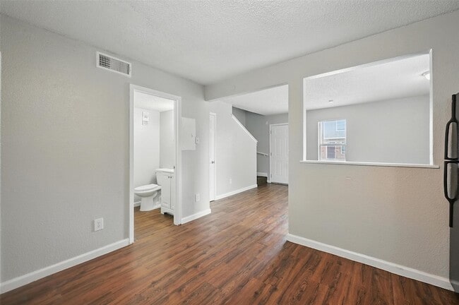 Building Photo - 3048 Tudor Ln