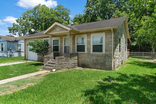 Building Photo - Lovely Brick 3 Bed/1 Bath Home w/ Large Covered Deck Back Porch w/ Fully-Fenced Yard
