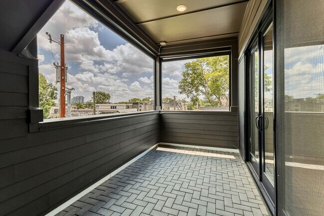 Building Photo - Stunning Salemtown Townhome With Fenced In Yard