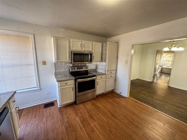 Building Photo - 1431 W Chestnut St