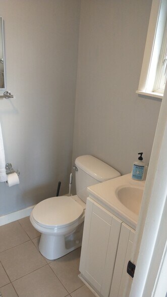 full bath - 617 Delles Rd
