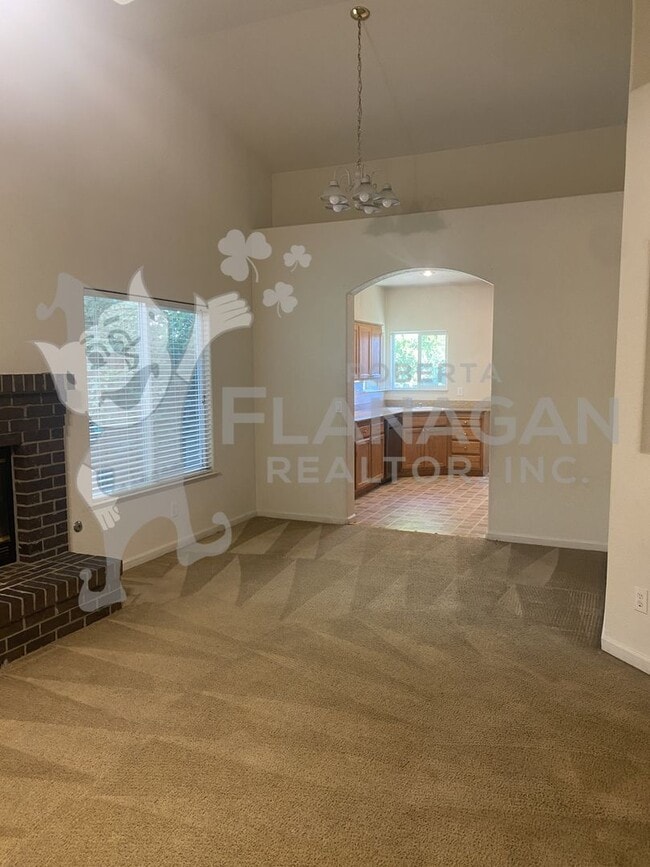 Building Photo - 3 bedroom/2 bathroom home