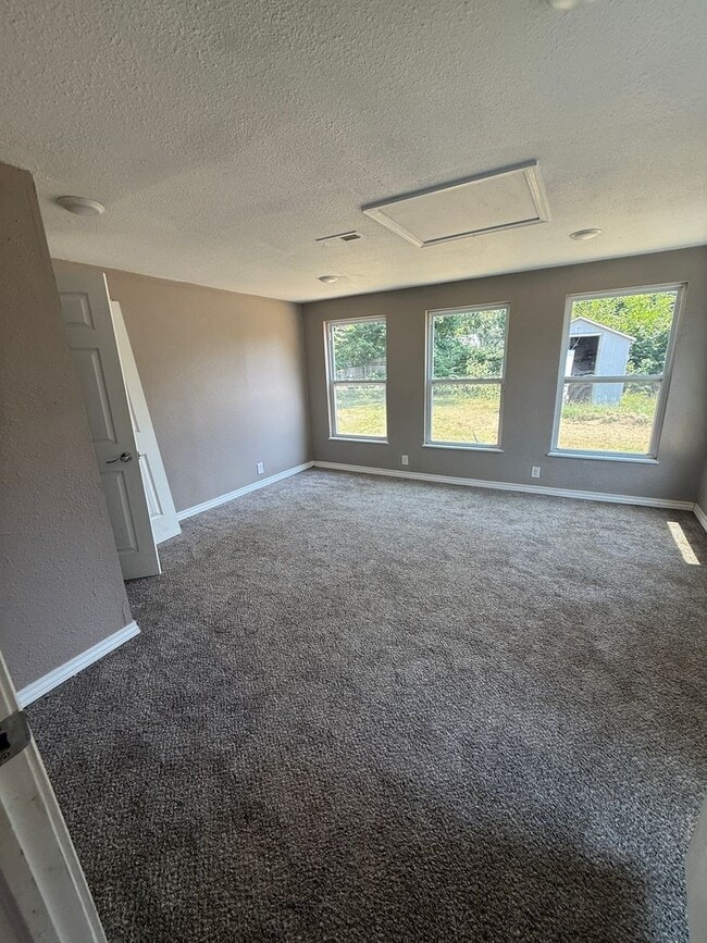 Building Photo - 3 bedroom/1 bath house