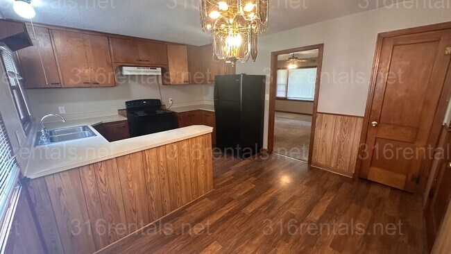 Building Photo - $1195 - 3 bed 1.5 bath - Single Family Home