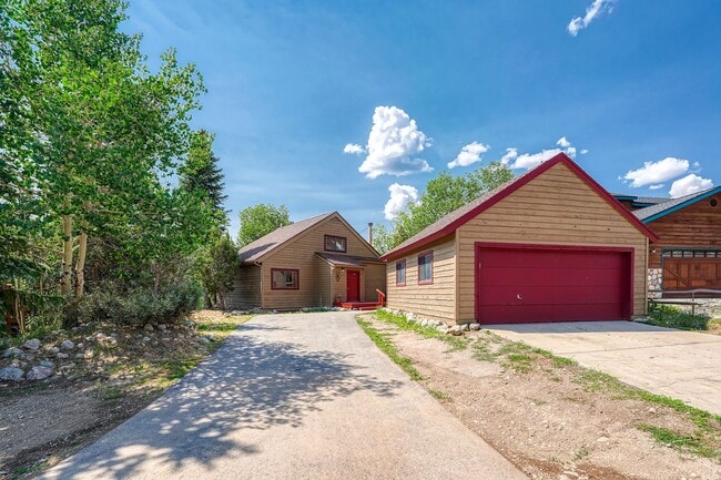 Building Photo - 305 N Chipmunk Cir