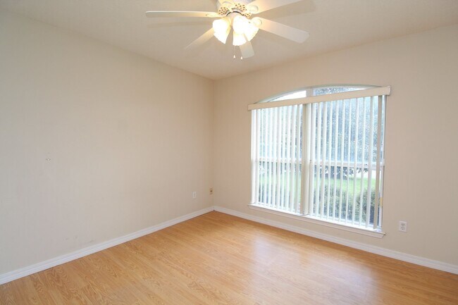 Building Photo - 3BR/2BA Gulf Breeze Brick Home in Oak Pointe with Vaulted Ceilings, Open Layout, Fenced Yard & La...
