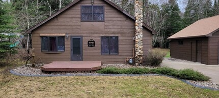 Building Photo - Fully Furnished 3 Bedroom Cabin
