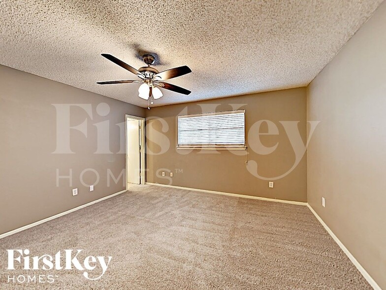 Building Photo - 3000 Laurel Ln