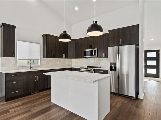 Building Photo - West Joran 3 bed 2 bath family home