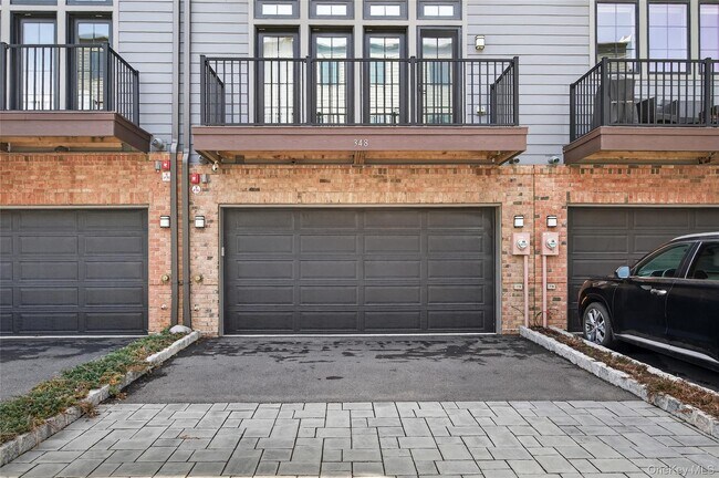 Building Photo - 348 Horseman Blvd