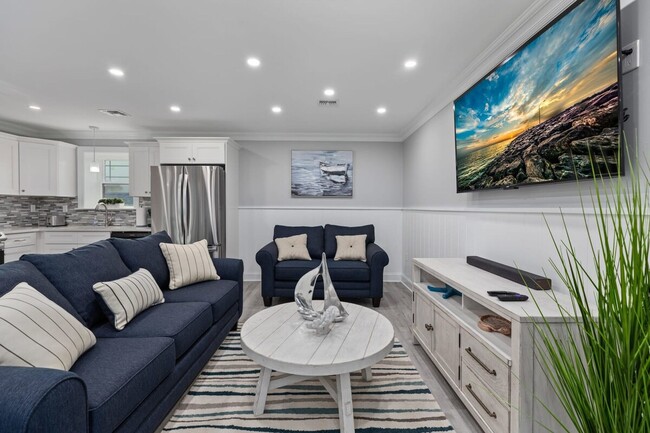 Building Photo - 204 E Primrose Rd