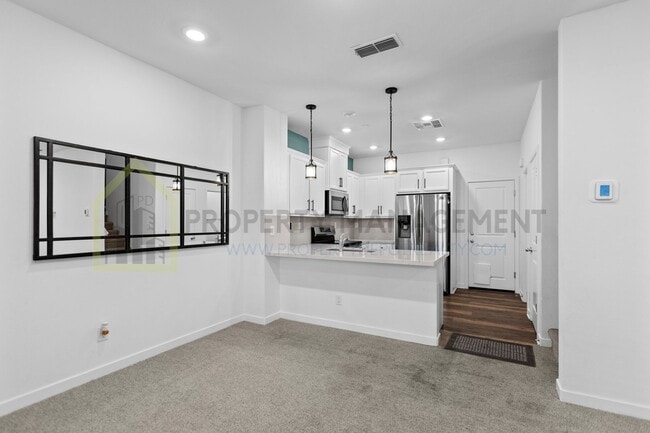 Building Photo - For Rent: Stylish 3-Bedroom Townhouse with...