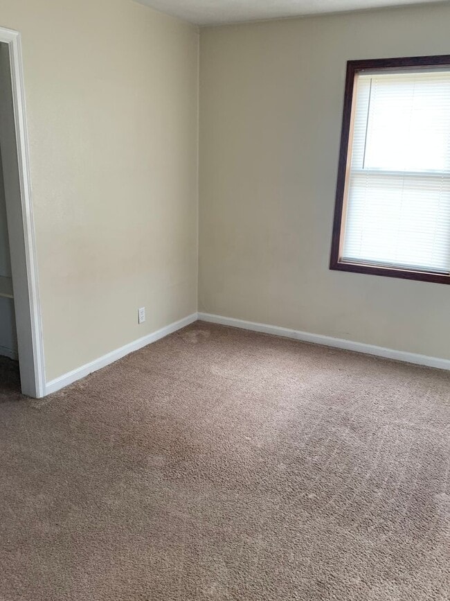 Building Photo - Spacious 3 Bedroom, 2 Bathroom Home near A...