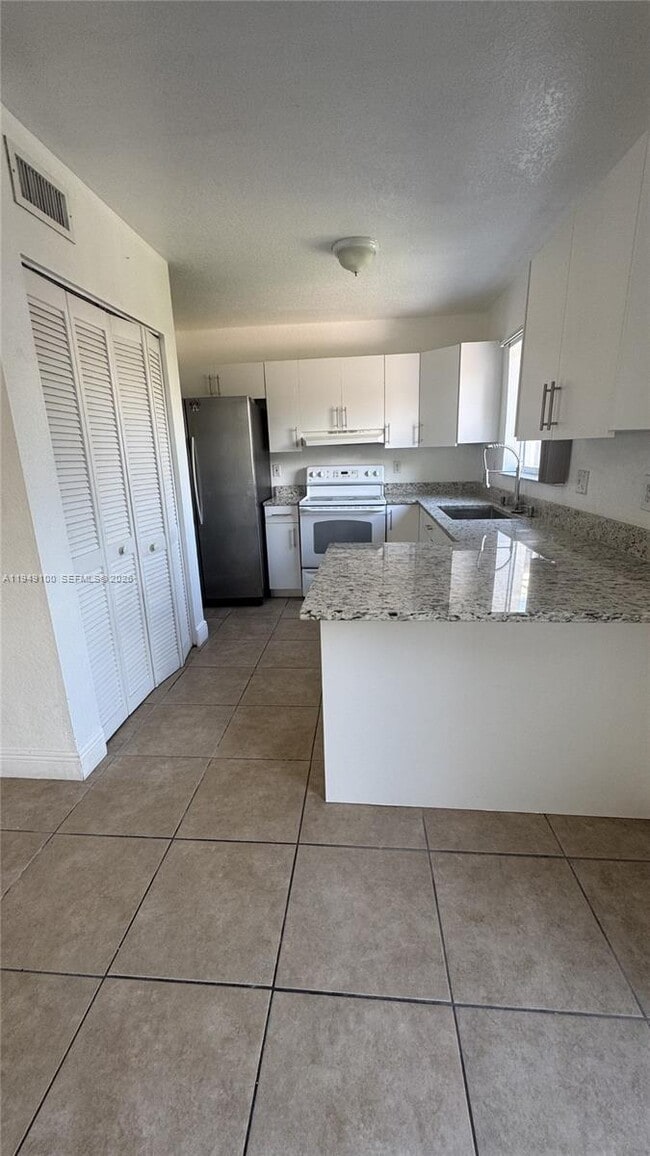 Building Photo - 915 SE 13th Rd