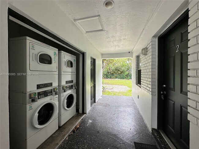 Building Photo - 3315 SW 15th Ave