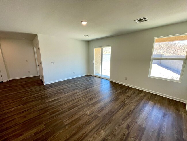 Building Photo - Beautiful New 3 Bedroom Home in the New Ra...