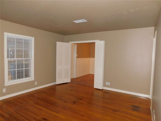 Building Photo - 1400 Berkshire Dr