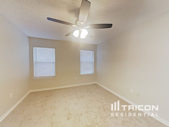 Building Photo - 1120 Hidden Creek Dr