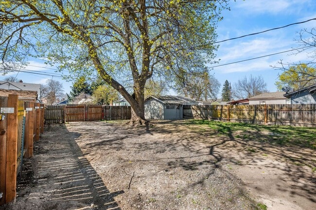 Building Photo - Great Location! Northtown Charmer!